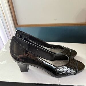 Black Patent Mid-Heel Pumps. Size 8